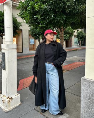 Stylish woman wearing a baseball cap.