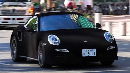 Porsche 911 recebe pintura preta 