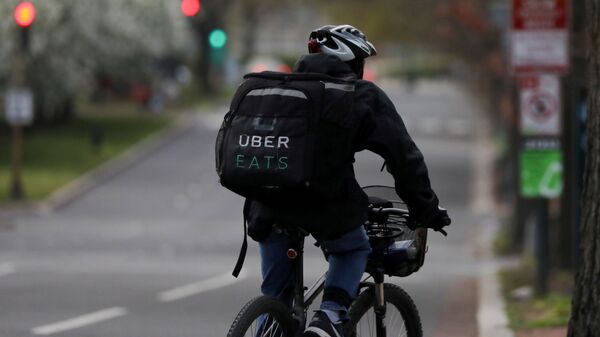 Entregador trabalha de bicicleta em Washington, nos Estados Unidos, durante a pandemia, em abril de 2020 - Sputnik Brasil