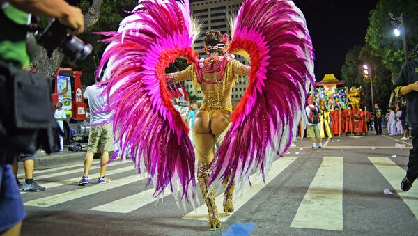 Sambista antes do desfile no Rio de Janeiro, 2018  - Sputnik Brasil