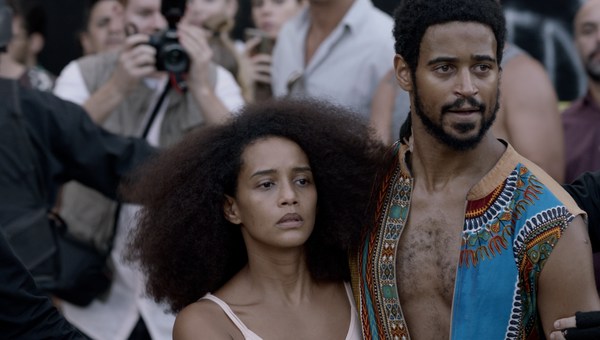 Taís Araújo e Alfie Enoch em cena do filme Medida Provisória, dirigido por Lázaro Ramos  - Sputnik Brasil