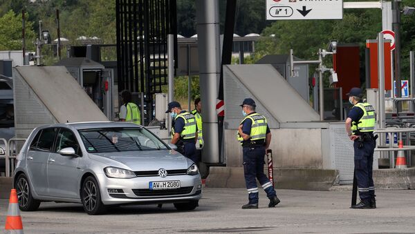 Guardas fronteiriços franceses revistam caminhão na fronteira entre Espanha e França - Sputnik Brasil