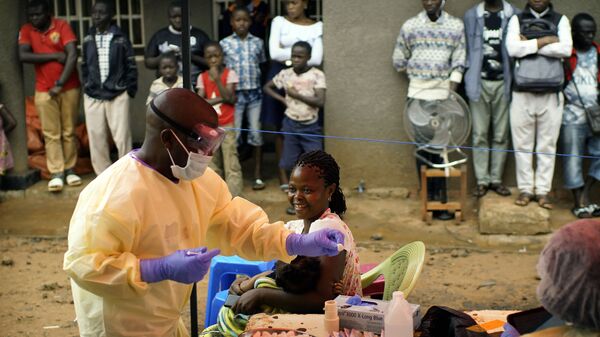 Enfermeiro vacina bebê contra o vírus ebola em Beni, na República Democrática do Congo - Sputnik Brasil