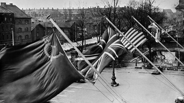 Bandeiras dos quatros países no edifício onde decorre a sessão do tribunal. Tribunal Militar Internacional na cidade alemã de Nuremberg foi estabelecido por iniciativa da URSS, EUA, Reino Unido e França - Sputnik Brasil