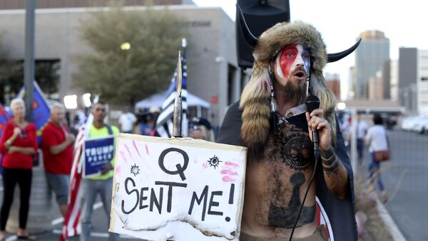 Jacob Chansley, o xamã do QAnon, também conhecido pelo nome de Jake Angeli - Sputnik Brasil