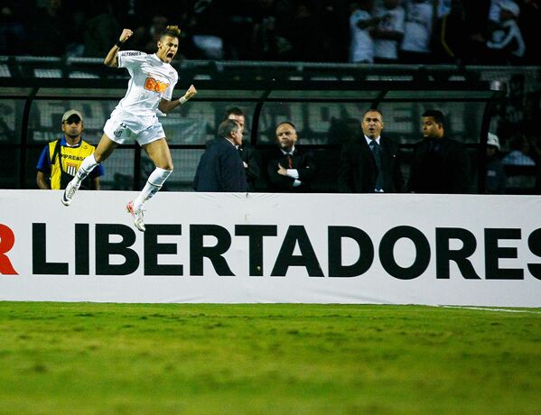 Neymar comemora após marcar gol em partida contra o Peñarol válida pela final da Taça Libertadores da América 2011, no estádio  Pacaembu, em São Paulo (SP) - Sputnik Brasil