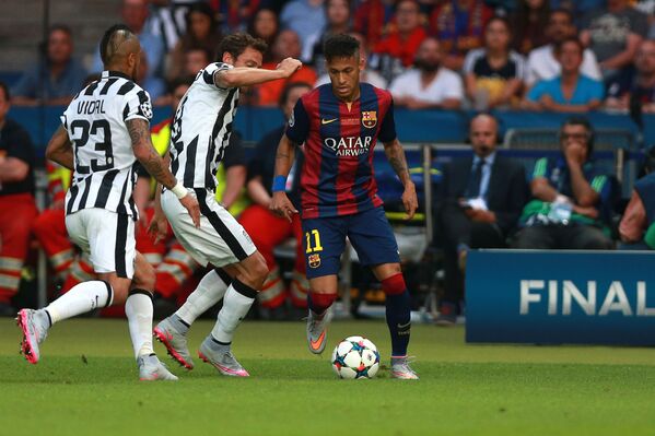 O atacante do Barcelona Neymar encarando Claudio Marchisio e Arturo Vidal durante confronto com a Juventus pela grande final da Liga dos Campeões, em 6 de junho de 2015, no Estádio Olímpico, em Berlim, Alemanha - Sputnik Brasil