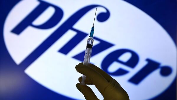 Seringa e logo da empresa Pfizer - Sputnik Brasil