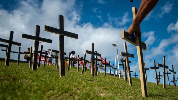 Manifestantes prestam solidariedade às vítimas da COVID-19 durante ato em Salvador, na Bahia, neste sábado, 3 de abril de 2021 - Sputnik Brasil