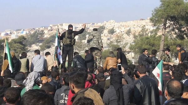 Militantes do grupo Tahrir al-Sham, ligado à Al-Qaeda (organização terrorista proibida na Rússia e em vários outros países), dispersam protesto em Bab al-Hawa, posto fronteiriço entre a Síria e a Turquia, em 20 de dezembro de 2019 - Sputnik Brasil