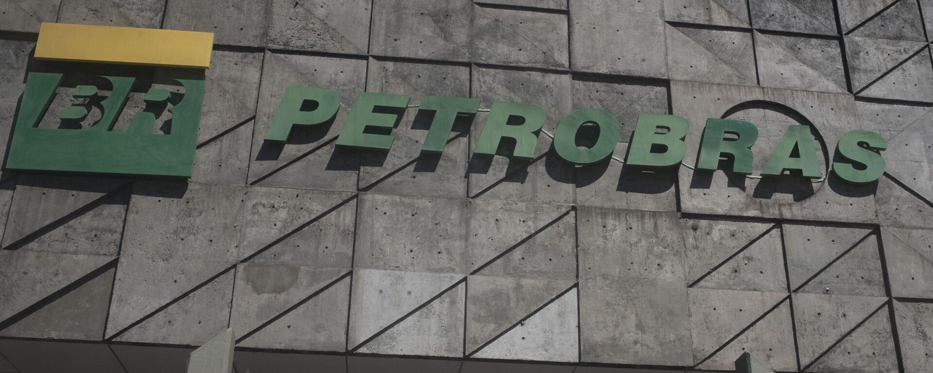 Pessoas caminham em frente à sede da Petrobras. Rio de Janeiro, 9 de março de 2021 - Sputnik Brasil, 1920, 23.11.2023