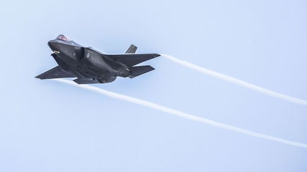 Caça de quinta geração F-35 da Força Aérea Real dos Países Baixos treina sobre alvos na Linha Vliehors, local de treinamento da OTAN em Vlieland, Países Baixos - Sputnik Brasil