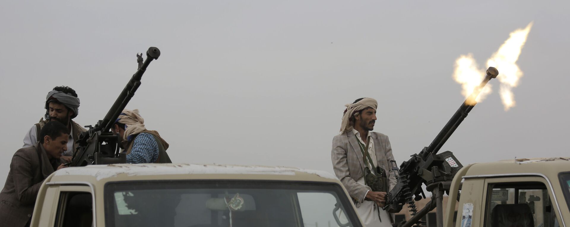 Militantes houthis fazem disparos durante reunião para mobilizar mais combatentes, em Sanaa, Iêmen, em 1º de agosto de 2019 - Sputnik Brasil, 1920, 12.01.2024