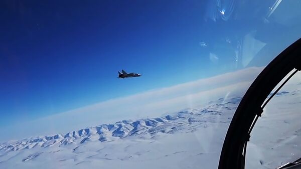 Caça russo MiG-31 intercepta avião invasor em voo supersônico durante exercícios no Ártico (screenshot de vídeo) - Sputnik Brasil