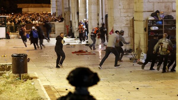 Forças de segurança israelenses em confrontos com manifestantes palestinos junto à Mesquita Al-Aqsa em Jerusalém, em 7 de maio de 2021 - Sputnik Brasil