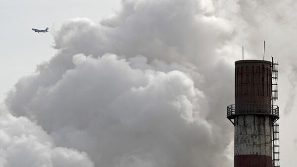 Chaminé de usina a carvão no seu último dia de operação, conforme a capital da China realiza transição para energia limpa. Pequim, 28 de fevereiro de 2017 (foto de arquivo) - Sputnik Brasil