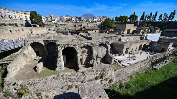 Uma vista geral mostra o sítio arqueológico de Herculano em Ercolano, perto de Nápoles, com o vulcão do Monte Vesúvio ao fundo - Sputnik Brasil