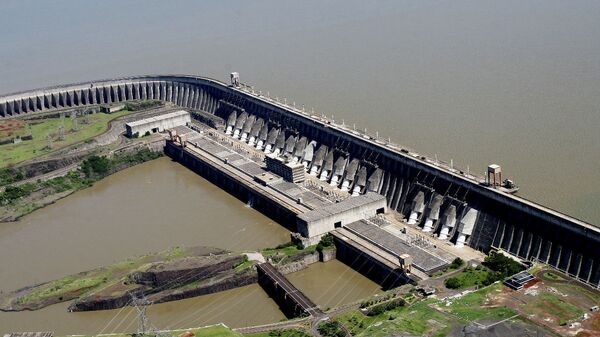 Barragem de Itaipu, no rio Paraná, entre o Brasil e o Paraguai - Sputnik Brasil