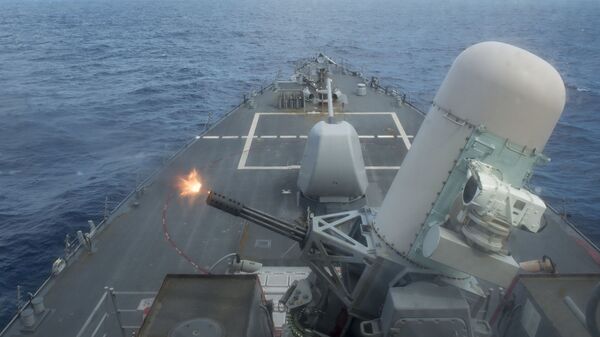 Destróier de mísseis guiados USS Curtis Wilbur (DDG 54), da classe Arleigh Burke, durante exercícios de fogo real no mar das Filipinas - Sputnik Brasil