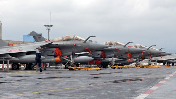 Caças Rafale da Marinha da França a bordo do porta-aviões Charles de Gaulle, ancorado no porto de Limassol, Chipre, 21 de fevereiro de 2020 - Sputnik Brasil