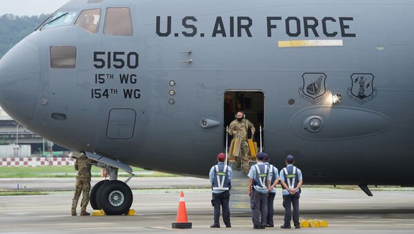 Senadores dos EUA Tammy Duckworth, Chris Coons e Dan Sullivan aterrissam em Taipé em avião da Força Aérea C-17 Globemaster III - Sputnik Brasil