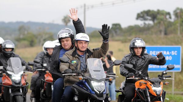 O presidente Jair Bolsonaro e o prefeito de Chapecó João Rodrigues, durante Motociata com apoiadores na cidade de Chapecó, SC, 26 de junho de 2021  - Sputnik Brasil