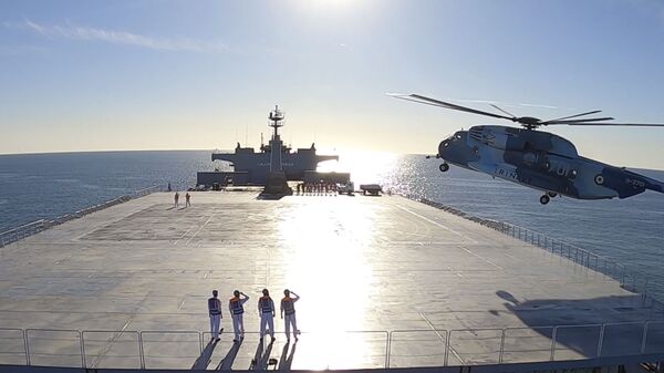 Imagem de vídeo divulgado em 13 de janeiro de 2021 pelo Exército iraniano mostra helicóptero pousando no navio de logística Makran durante exercício da Marinha no golfo de Omã - Sputnik Brasil