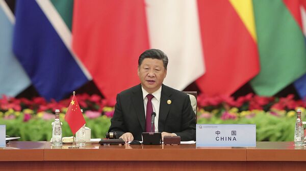 O presidente chinês, Xi Jinping, fala com o presidente sul-africano Cyril Ramaphosa (à esquerda), durante a Cúpula do Fórum de Cooperação China-África em Pequim 2018. Os empréstimos da China a países pobres da África e da Ásia impõem condições de sigilo e reembolso incomuns que estão prejudicando sua capacidade de renegociar dívidas após a pandemia do coronavírus - Sputnik Brasil