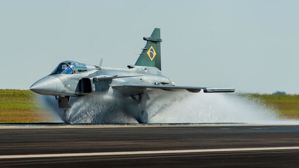 Teste de spray d'água do caça multifuncional Saab JAS 39 Gripen E no Brasil - Sputnik Brasil