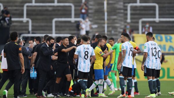 Jogadores e árbitros em meio à partida de futebol Brasil x Argentina de qualificação para a Copa do Mundo de 2022 interrompida na Arena Corinthians, São Paulo, Brasil, 5 de setembro de 2021 - Sputnik Brasil