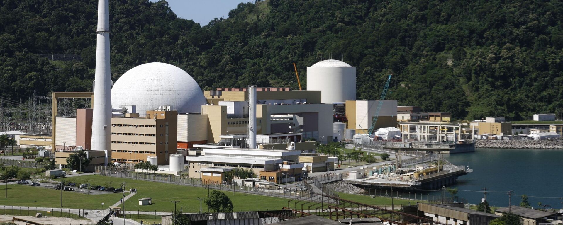 Usinas de energia nuclear Angra 1 e Angra 2, na praia de Itaorna, no município de Angra dos Reis, no sul do estado do Rio de Janeiro. O complexo nuclear da região vai crescer com a conclusão da usina de Angra 3 - Sputnik Brasil, 1920, 02.11.2022