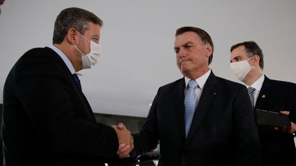 Presidente da Câmara dos Deputados, Arthur Lira (à esquerda) cumprimenta o presidente Jair Bolsonaro; atrás deste, o presidente do Senado, Rodrigo Pacheco. Os três saíam de uma reunião no Palácio do Planalto, em Brasília (DF), em 3 de fevereiro de 2021 (foto de arquivo) - Sputnik Brasil