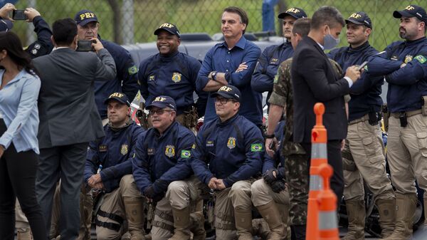 O presidente Jair Bolsonaro (sem partido) visitou o posto da Polícia Rodoviária Federal, em Registro, no interior de São Paulo, 4 de novembro de 2020 - Sputnik Brasil