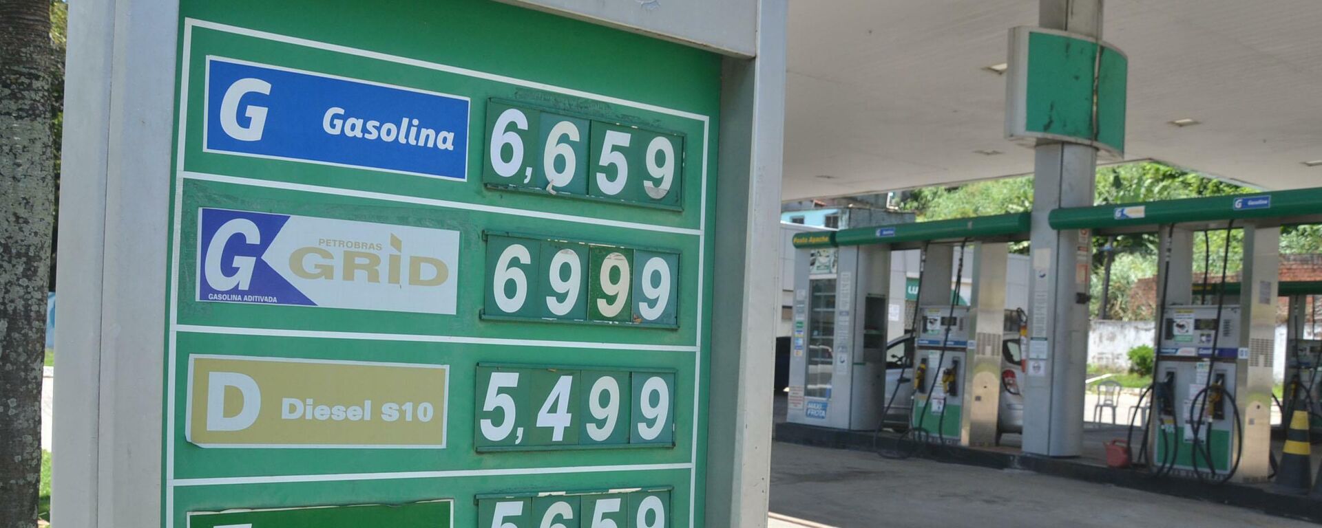 Posto de gasolina mostra preços de combustíveis, em 11 de novembro de 2021 (foto de arquivo) - Sputnik Brasil, 1920, 01.07.2022