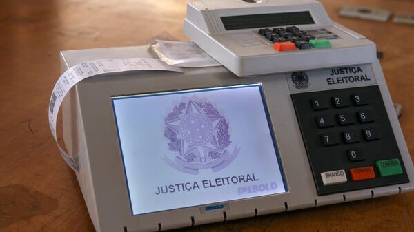 Urna eletrônica sendo lacrada antes de ser enviada para votação no exterior, no galpão do Tribunal Regional Eleitoral do Distrito Federal (TRE-DF), em Brasília - Sputnik Brasil