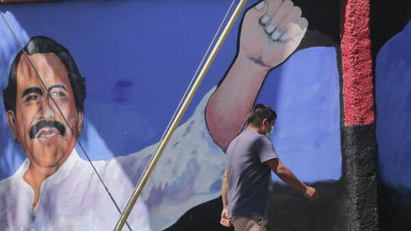 Um homem passa por um mural do presidente da Nicarágua, Daniel Ortega, durante as eleições gerais em Manágua. Nicarágua, 7 de novembro de 2021 - Sputnik Brasil