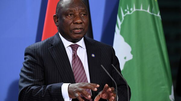 O presidente sul-africano Cyril Ramaphosa discursa em entrevista coletiva após a conferência do Pacto do G20 com a África na Chancelaria em Berlim, Alemanha, em 27 de agosto de 2021. Tobias Schwarz / Pool via REUTERS - Sputnik Brasil