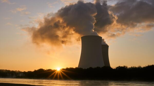 Torres de refrigeração de usina nuclear (imagem de referência) - Sputnik Brasil