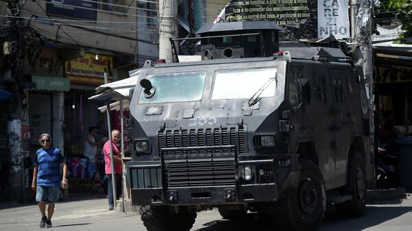 Carro blindado da polícia é visto na favela do Jacarezinho durante nova operação de pacificação para combater o crime no Rio de Janeiro , Brasil, 19 de janeiro de 2022 - Sputnik Brasil