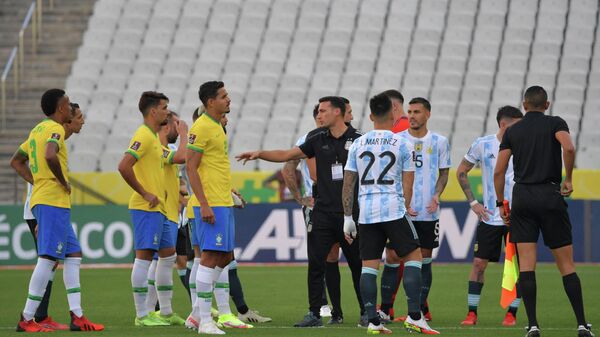 Jogadores da Argentina e do Brasil após funcionários da Agência Nacional de Vigilância Sanitária (Anvisa) entrarem em campo da Arena Corinthians, em São Paulo, Brasil, durante partida sul-americana de futebol de qualificação para a Copa do Mundo da FIFA no Catar em 2022, 5 de setembro de 2021 - Sputnik Brasil