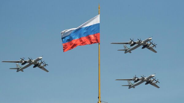 Bombardeiros estratégicos russos Tu-95 sobrevoam bandeira russa no complexo do Kremlin durante ensaio para o desfile militar do Dia da Vitória, em Moscou, em 4 de maio de 2018 - Sputnik Brasil