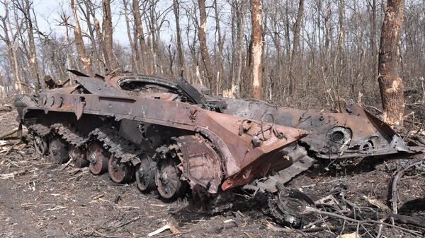 Blindado de transporte de pessoal destruído em Stepnoe, que passou a ser controlada pela República Popular de Donetsk, foto publicada em 20 de março de 2022 - Sputnik Brasil