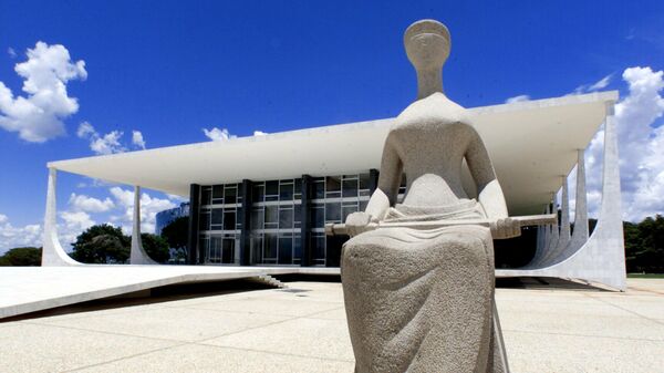 Estátua simbolizando a Justiça em frente à sede do Supremo Tribunal Federal (STF), na Praça dos Três Poderes, em Brasília (DF) - Sputnik Brasil