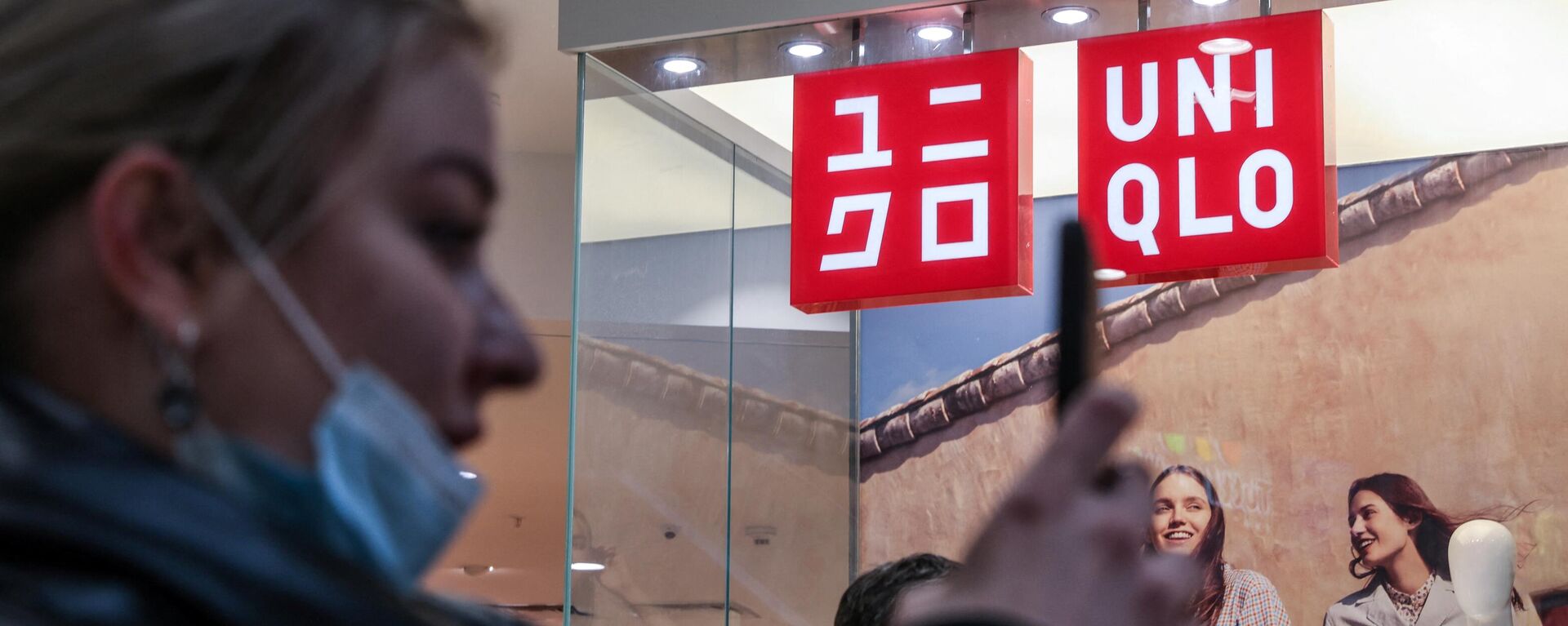 Logotipo da Uniqlo fora de uma loja da empresa em Moscou, Rússia, 10 de março de 2022 - Sputnik Brasil, 1920, 02.04.2022