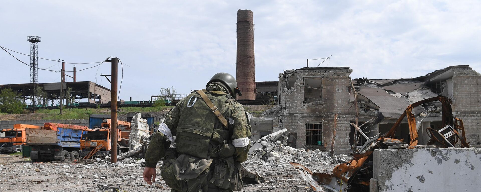 Um soldado do batalhão Vostok da milícia popular da República Popular de Donetsk (RPD) contorna o território da fábrica de Azovstal, em Mariupol, 21 de maio de 2022 - Sputnik Brasil, 1920, 21.05.2022