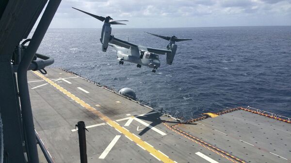 Um V-22 Osprey levanta voo do porta-aviões USS George Washington, no Oceano Atlântico, em 10 de outubro de 2016 - Sputnik Brasil