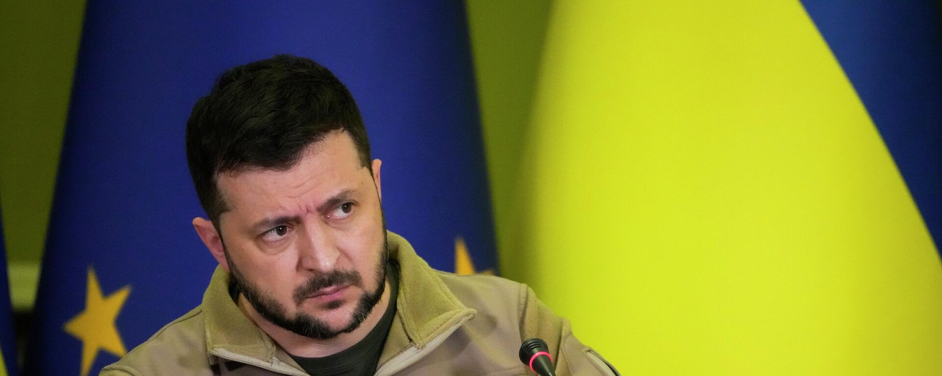 Presidente da Ucrânia, Vladimir Zelensky, durante coletiva de imprensa com o presidente do Conselho Europeu, Charles Michel (fora da foto), em Kiev, 20 de abril de 2022 - Sputnik Brasil, 1920, 17.09.2022