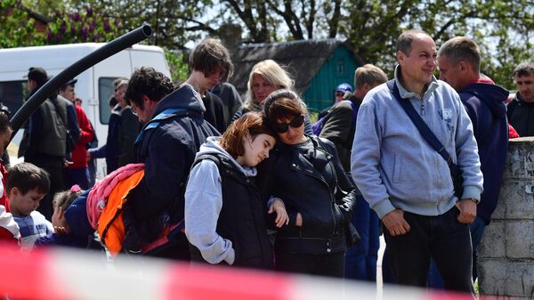 Refugiados em fila de posto de controle na vila de Bezymennoye, República Popular de Donetsk, 7 de maio de 2022 - Sputnik Brasil