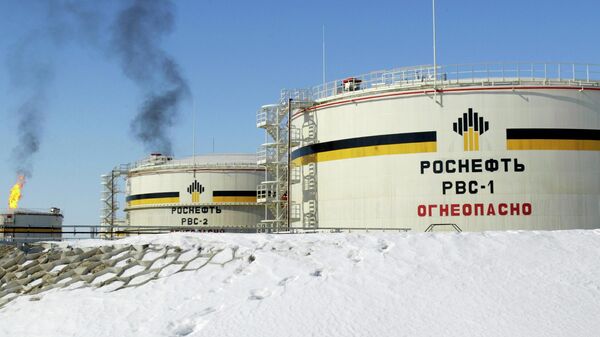 Reservatórios da gigante petrolífera estatal russa Rosneft no campo petrolífero de Priobskoye, perto de Nefteyugansk, no oeste da Sibéria. Rússia, 5 de abril de 2006 - Sputnik Brasil