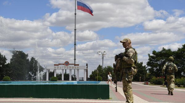 Soldados russos na praça da Vitória, na cidade ucraniana de Melitopol, em 14 de julho de 2022 (foto de arquivo) - Sputnik Brasil